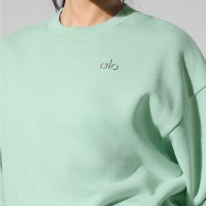 ALO Yoga Accolade Spearmint Green Sweatshirt
